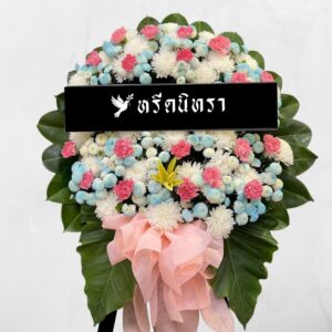 พวงหรีดดอกไม้สดโทนขาวฟ้าชมพู ดีไซน์อ่อนโยน สุภาพ และเหมาะสำหรับร่วมแสดงความอาลัยอย่างสมเกียรติ