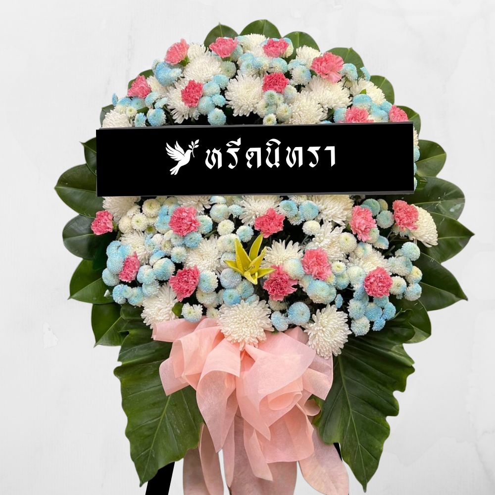 พวงหรีดดอกไม้สดโทนขาวฟ้าชมพู ดีไซน์อ่อนโยน สุภาพ และเหมาะสำหรับร่วมแสดงความอาลัยอย่างสมเกียรติ