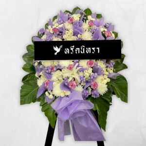 พวงหรีดดอกไม้สด โทนสีม่วง ขาว ดีไซน์อ่อนหวานเรียบหรู ตกแต่งด้วยดอกเบญจมาศ คาร์เนชั่น ลิลลี่ และสแตติส พร้อมกระดาษสีม่วง