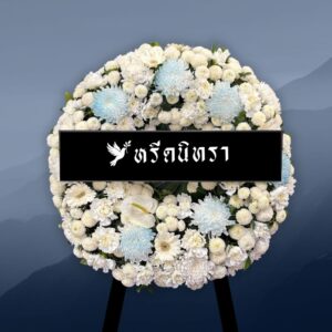 พวงหรีดดอกไม้สดโทนขาวฟ้า ดีไซน์ทรงกลมเรียบหรู ตกแต่งด้วยดอกเบญจมาศ ดอกมัม หน้าวัว และเยอบีร่า ให้ความรู้สึกสุภาพ สงบ และทันสมัย