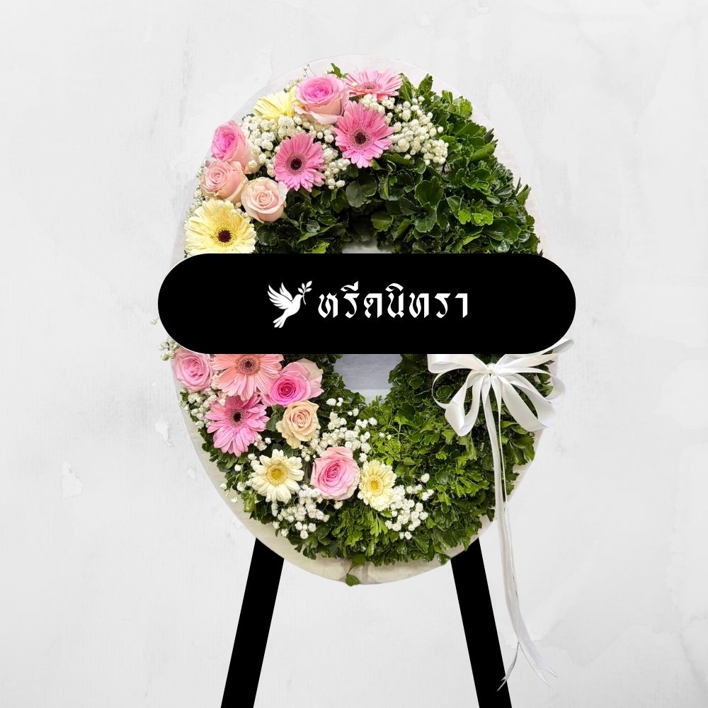 พวงหรีดดอกไม้สดโทนชมพูขาว ดีไซน์โมเดิร์นทรงวงรี ตกแต่งด้วยดอกกุหลาบ เยอบีร่า และยิปโซ พร้อมใบไม้สีเขียว ดูอ่อนโยนและเรียบหรู