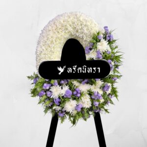 พวงหรีดดอกไม้สดโทนขาวม่วง ดีไซน์เรียบหรู ตกแต่งด้วยดอกเบญจมาศและดอกสแตติสสีม่วง พร้อมใบไม้สีเขียว ให้ความรู้สึกสุภาพและสง่างาม