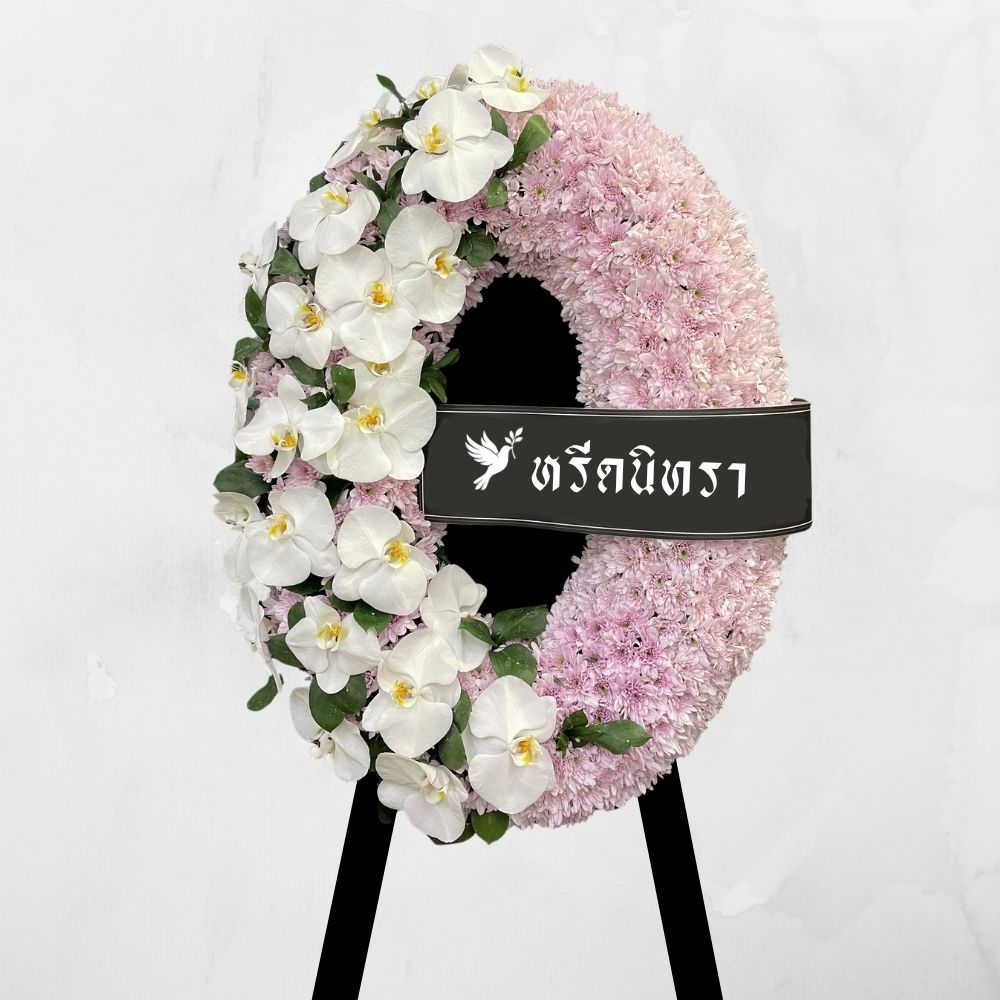 พวงหรีดดอกไม้สดโทนสีชมพูอ่อนและขาว ตกแต่งดอกกล้วยไม้ฟาแลนนอปซิสและเบญจมาศ ดีไซน์เรียบหรู อ่อนโยน เหมาะสำหรับแสดงความอาลัย